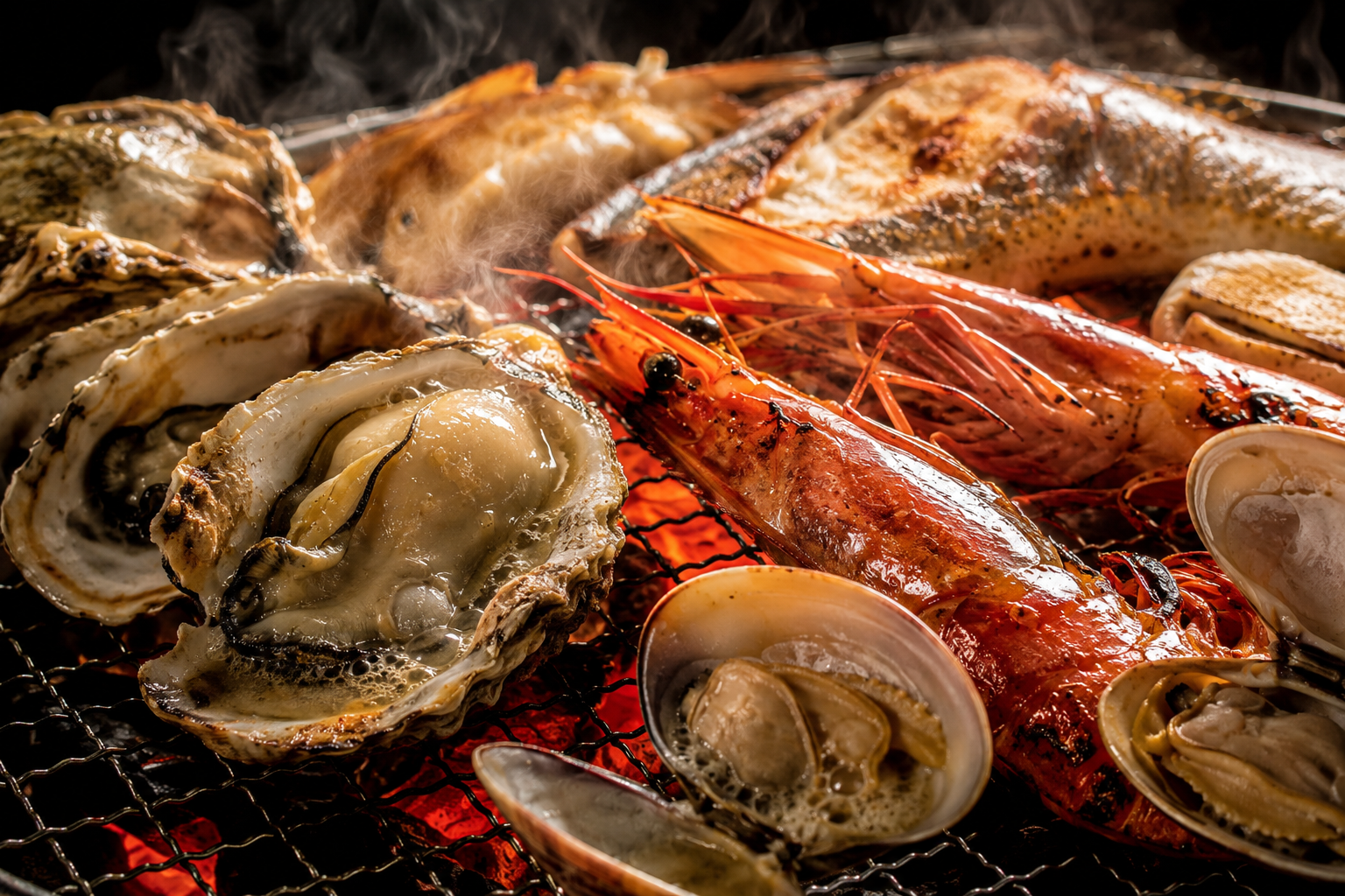 炭火で魚介を焼く浜焼きの写真（仮）